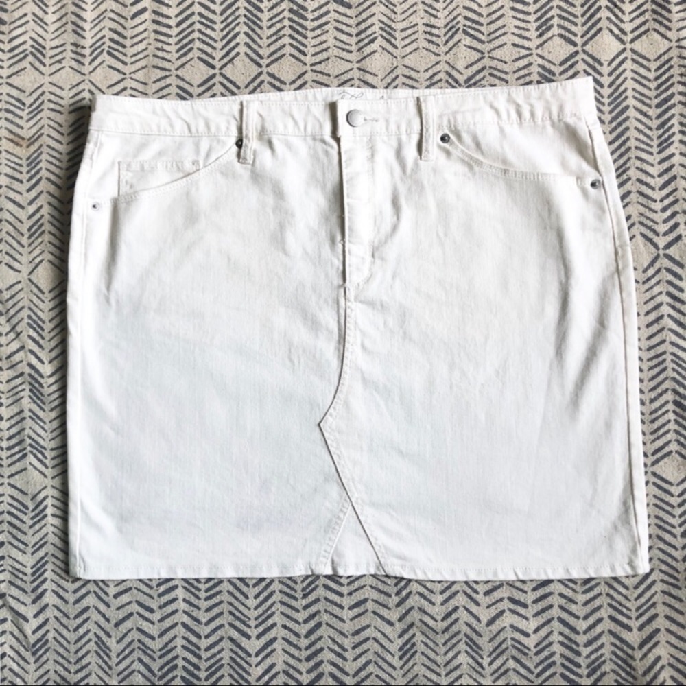 NWOT Universal Thread White Denim Skirt